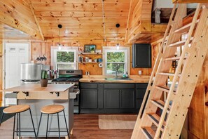 Fridge, oven, stovetop, coffee/tea maker