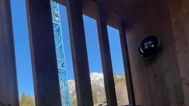 A wooden interior with a view of a blue structure outside. - 3 - Bormio Apartments Al Pradais - First P. WEST (Bormio)