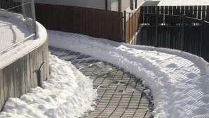 A snow-covered outdoor area with a paved walkway and a wooden structure. - 3 - Bormio Apartments Al Pradais - First P. WEST (Bormio)