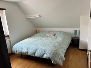 Strykjärn/strykbräda och sängkläder
