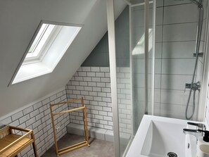 Douche, sèche-cheveux, serviettes fournies, papier toilette