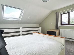 1 bedroom, iron/ironing board, WiFi, bed sheets - The Conwy Nest (Hot Tub) (Llansanffraid Glan Conwy)