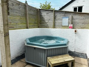 Outdoor spa tub - The Conwy Nest (Hot Tub) (Llansanffraid Glan Conwy)