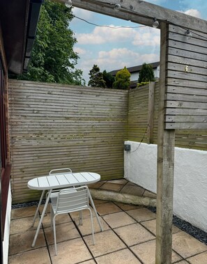 Outdoor dining - The Conwy Nest (Hot Tub) (Llansanffraid Glan Conwy)