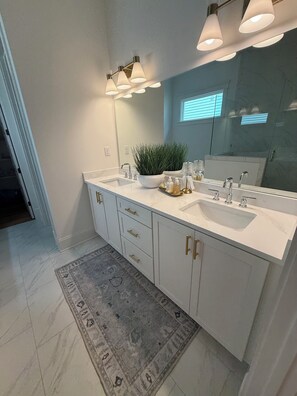 Secadora de cabello, toallas, jabón, papel de baño 