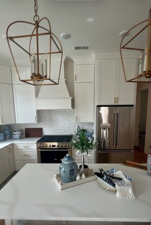 Private kitchen - Gorgeous Spacious & Professionally Decorated 4-bedroom house in Oxford (Oxford)
