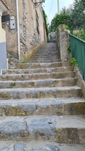 A stone staircase leading up to a building with a number 9 sign. - The little tower of Minuta - Allegro con Brio - retreat on the Amalfi Coast (Scala Costiera amalfitana)