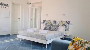 Ein Schlafzimmer mit Bett, Stuhl, Kleiderschrank und Tür.
