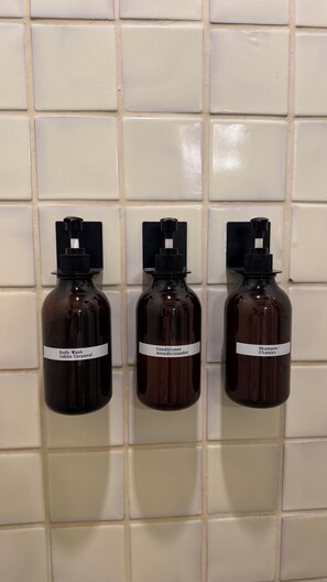 Een haardroger, handdoeken, zeep, shampoo