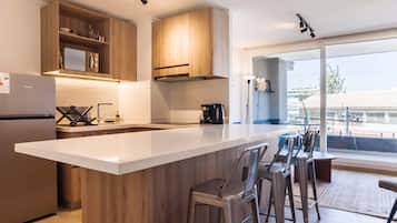 Cafetera/tetera, refrigerador, microondas, placa de cocina