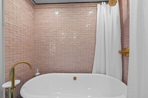 Shower, bidet, towels