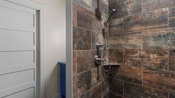 Douche, bidet, serviettes fournies