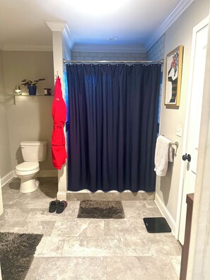 Douche, serviettes fournies, savon, papier toilette