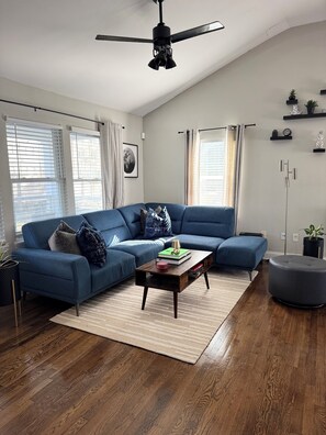 Living area - Charming Property near All the Atlanta Attractions (Atlanta)