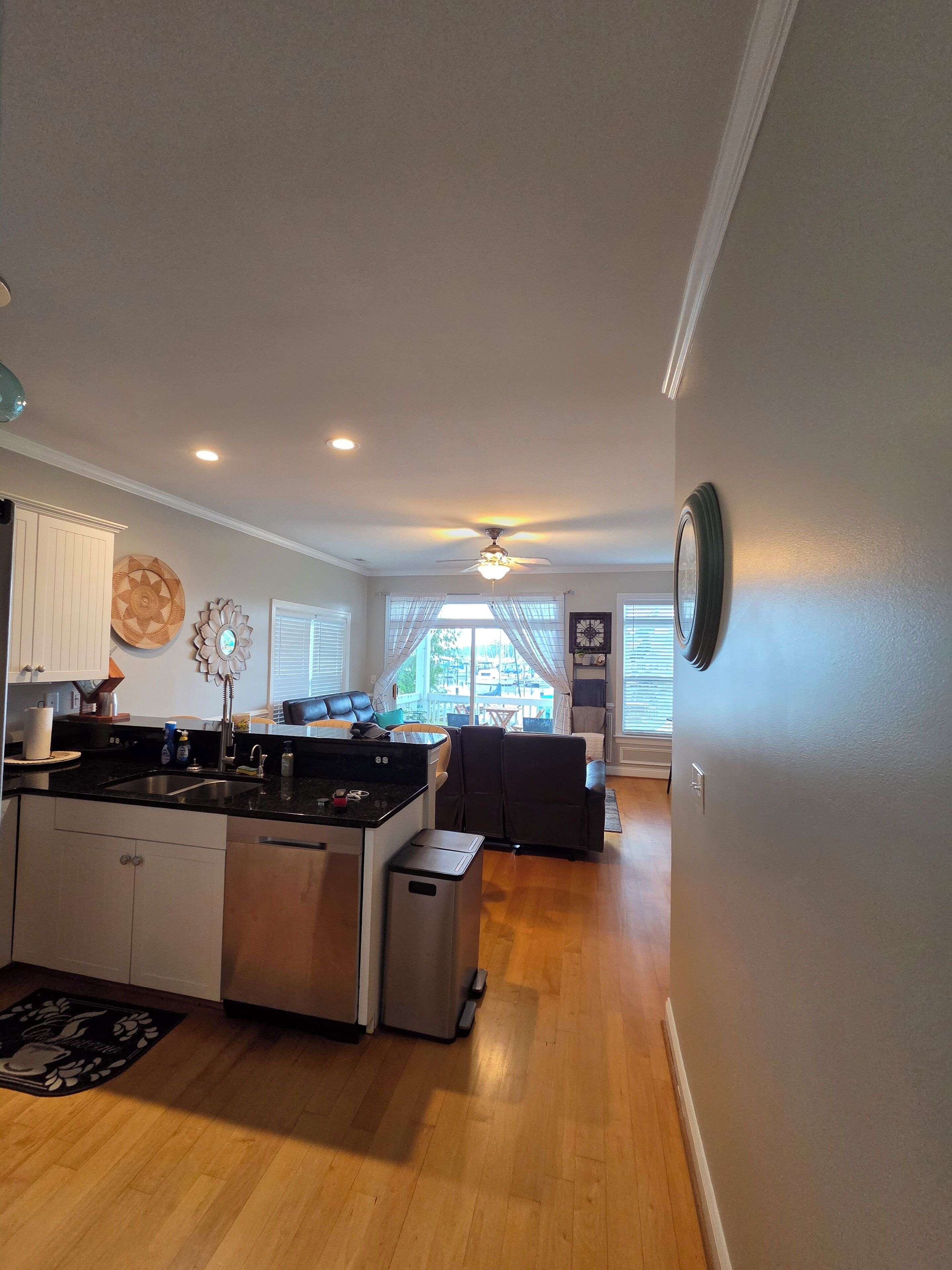 Coastal Retreat W/ Balcony, Bikes & Pool Access - New Bern, NC