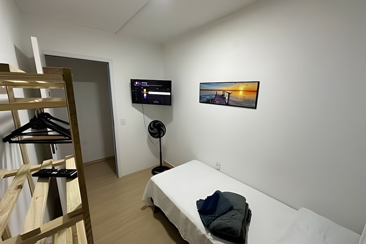 Kamar Single | Tirai kedap cahaya, setrika/meja setrika, dan Wi-Fi gratis
