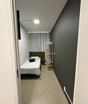 Quarto solteiro | Cortinas blackout, ferros/tábuas de passar roupa, Wi-Fi de cortesia