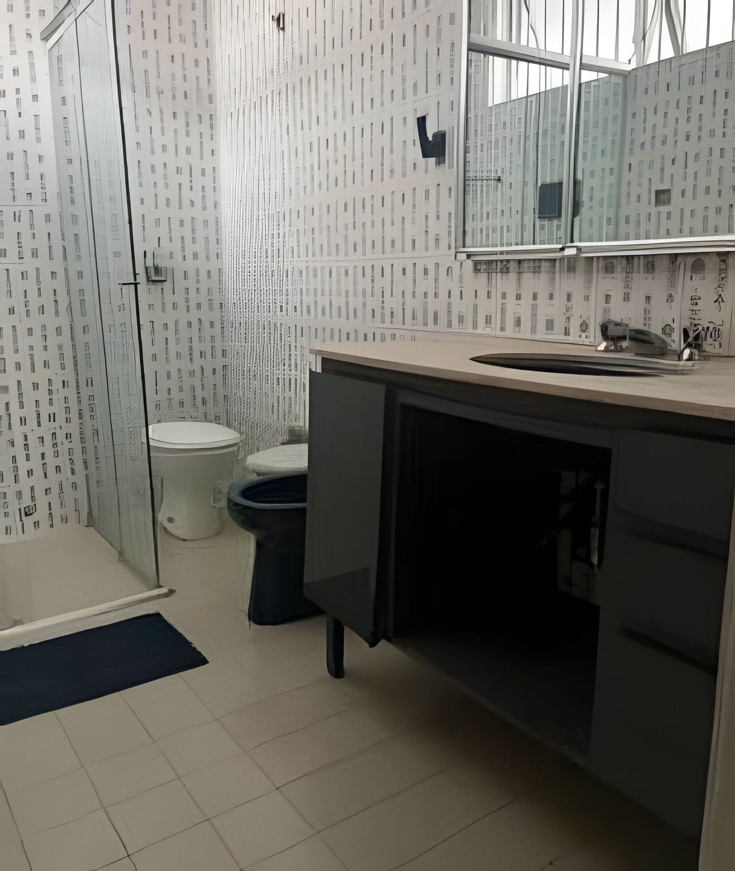 Casa de banho com sanita, lavatório, espelho e zona de duche.