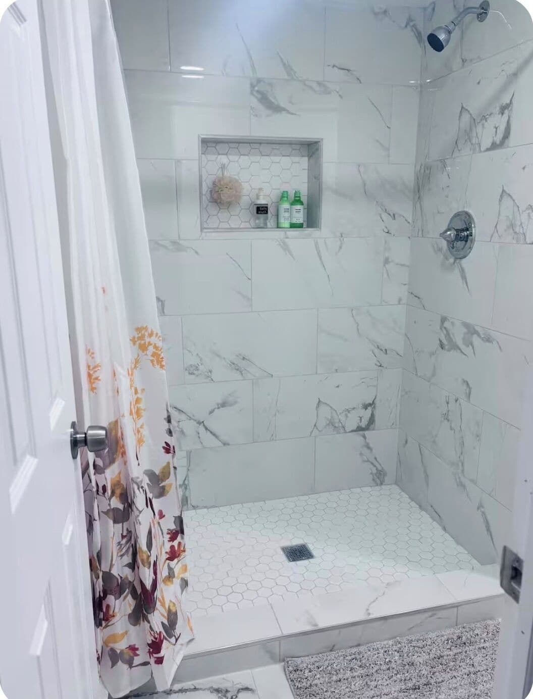 Sèche-cheveux, serviettes fournies, savon, papier toilette