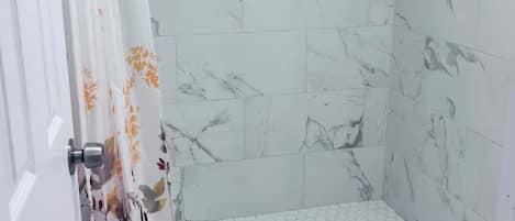 SĂšche-cheveux, serviettes fournies, savon, papier toilette