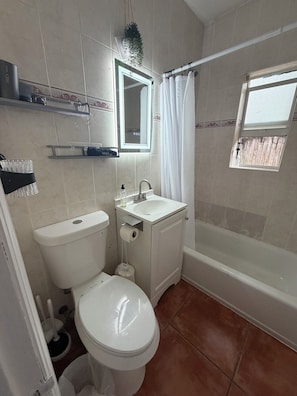 SĂšche-cheveux, serviettes fournies, savon, papier toilette