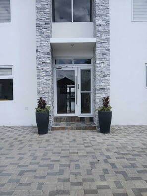 Exterior detail - Royale Jazz Hotel (Kingston)