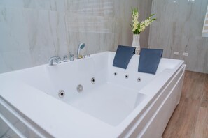 Hair dryer, towels, soap, shampoo - Royale Jazz Hotel (Kingston)