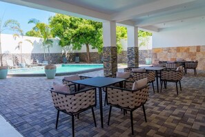 Una piscina al aire libre