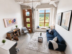 Smart TV y chimenea 