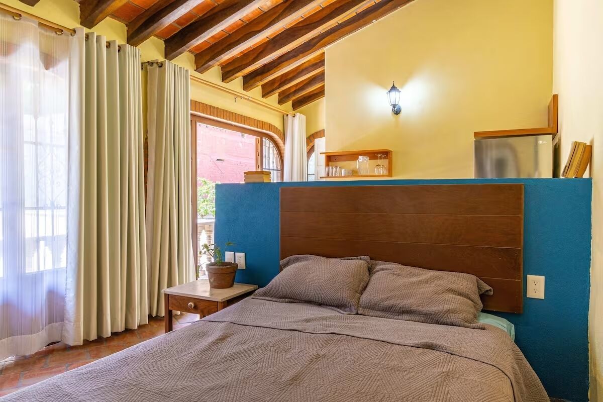 1 dormitorio, tabla de planchar con plancha, Internet y ropa de cama