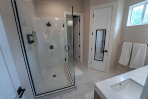 Een douche, een haardroger, handdoeken, zeep