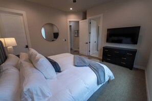 3 slaapkamers, een strijkplank/strijkijzer, reisbedje, wifi