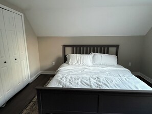 4 bedrooms, WiFi, bed sheets - Bright & Cozy Woodland Home In Foxborough (Foxborough)