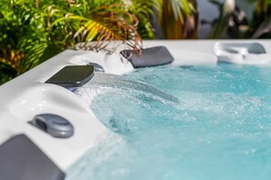 Outdoor spa tub - 3BR Tropical Oasis w/ Hot Tub & Backyard BBQ West Palm Beach (West Palm Beach)