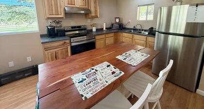 The Lookout at Silver Springs! Mountain air and Trout Pond Fun-sleeps up to 5