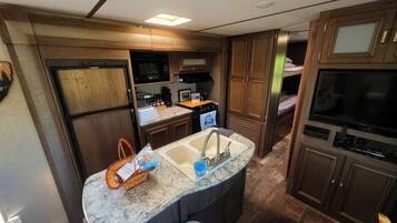 Coffee/tea maker, fridge, microwave, oven
