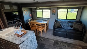 Smart-TV, DVD-Player, Bücher, Videothek