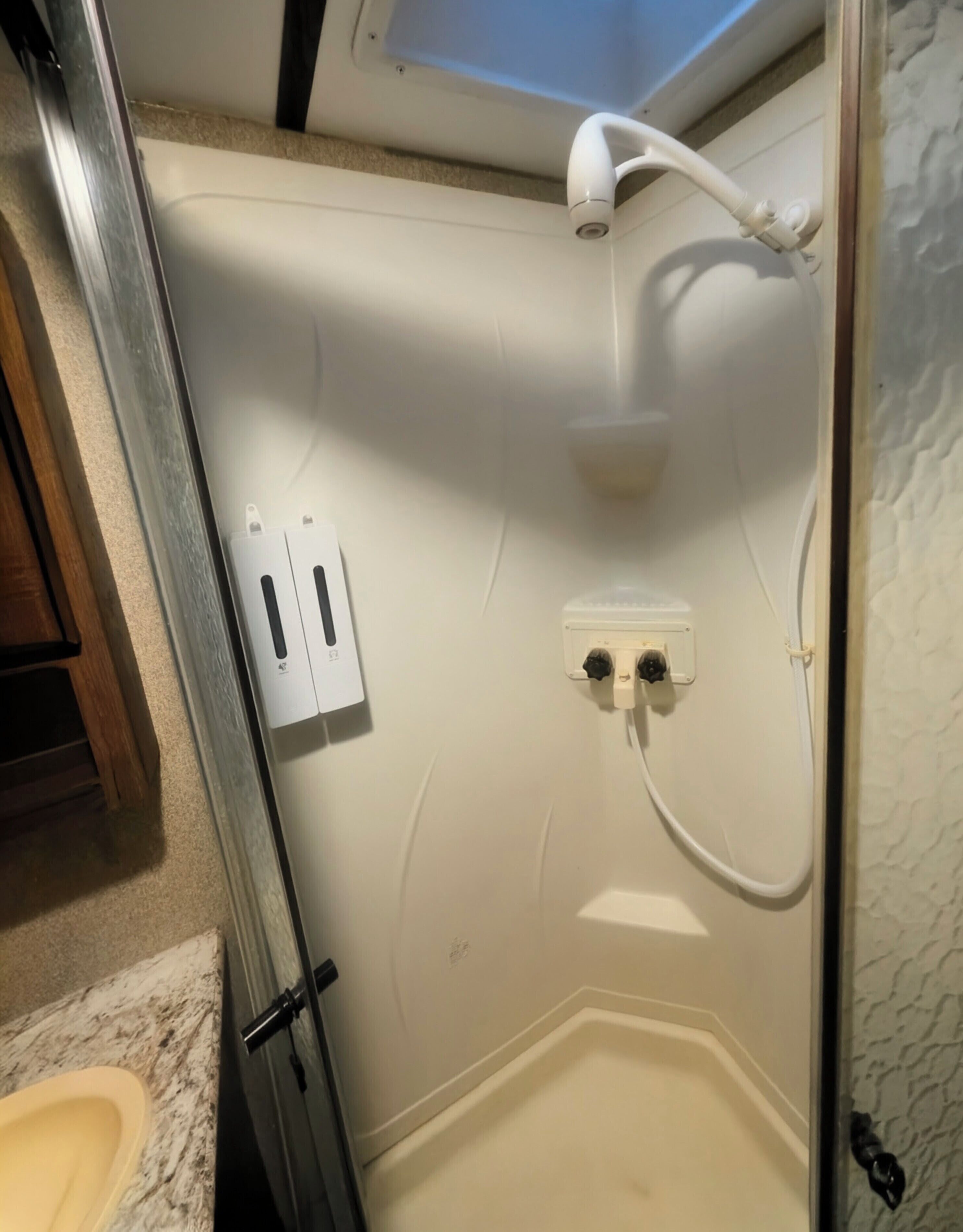 Dusche, umweltfreundliche Kosmetikartikel, Handtücher, Seife