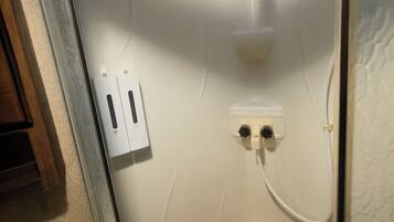 Dusche, umweltfreundliche Kosmetikartikel, Handtücher, Seife