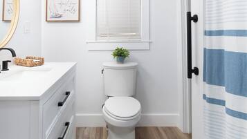 Regadera, toallas, papel de baño