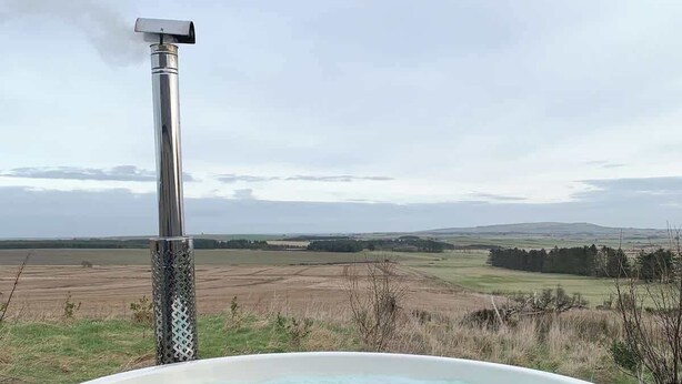 A hot tub with a view of a rural landscape. - 5 Bed, 2 Bath Cottage with HotTub & Sauna (Aberdeenshire)