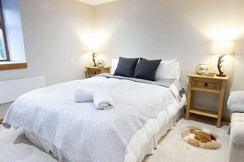 5 Bed, 2 Bath Cottage with HotTub & Sauna