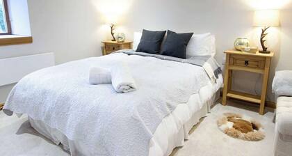 5 Bed, 2 Bath Cottage with HotTub & Sauna