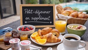 A breakfast setup with croissants, fruits, and beverages on a table. - Loft "The Jungle (Châteaurenard)
