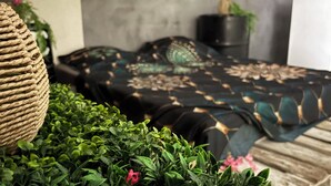 A room with a bed, a woven basket, and green plants. - Loft "The Jungle (Châteaurenard)