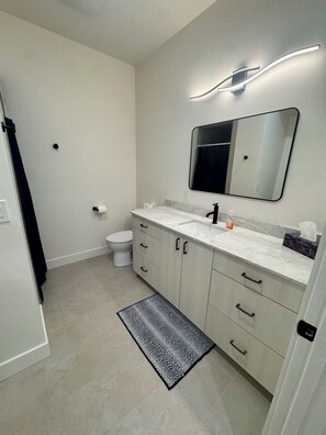 Douche, serviettes fournies, savon, papier toilette