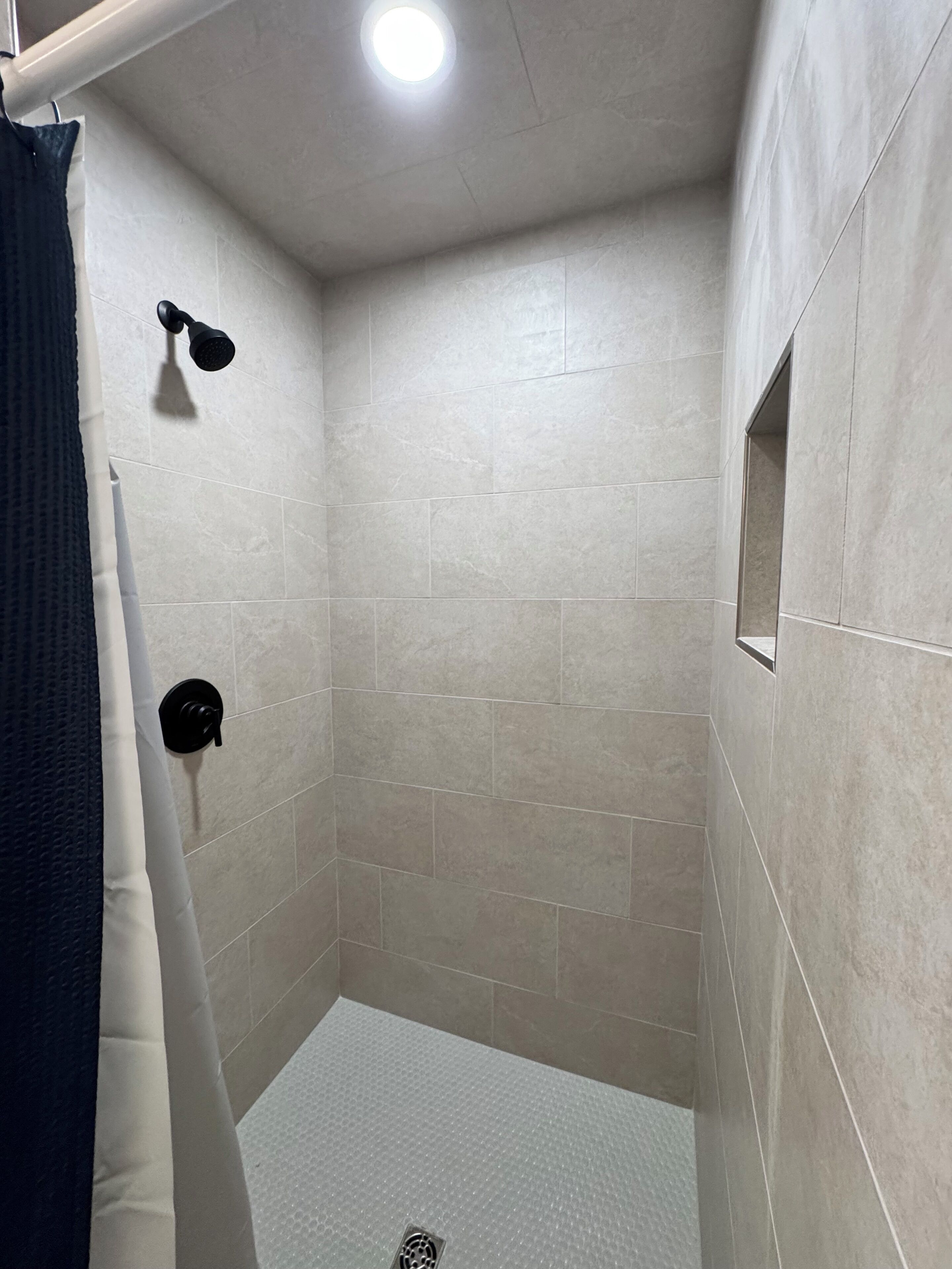 Douche, serviettes fournies, savon, papier toilette