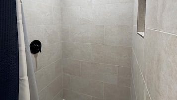 Douche, serviettes fournies, savon, papier toilette