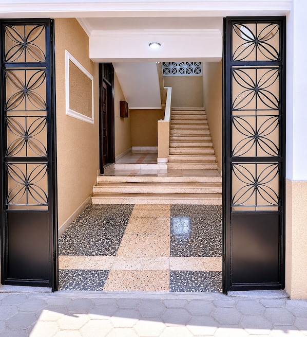 A staircase leading to a landing with a decorative metal gate. - 5 mn from pyramids, quiet area, pets welcome (Guiza)