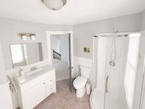 Dusche, Whirlpool, Haartrockner, Handtücher